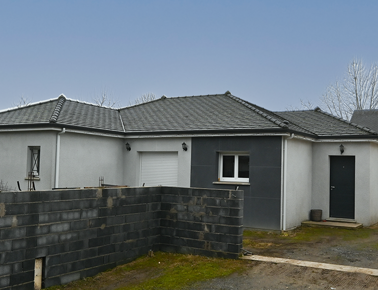 couverture toiture en tuile noire sur maison plain-pied contemporaine