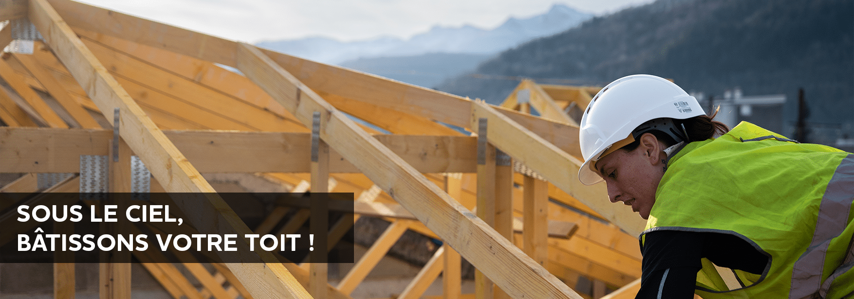 Charpente traditionnelle en bois réalisée par un artisan charpentier pour une construction de maison