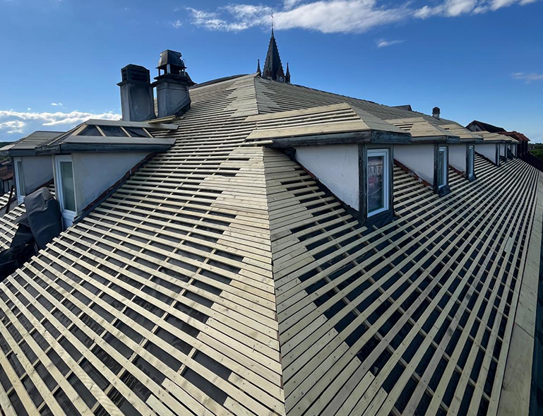 mise en place de liteaux pour accueillir couverture en ardoise