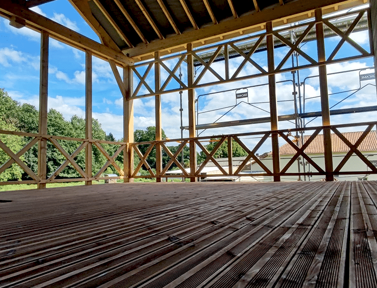 vue de puis l'intérieur structure façade terrasse avec balcon bois
