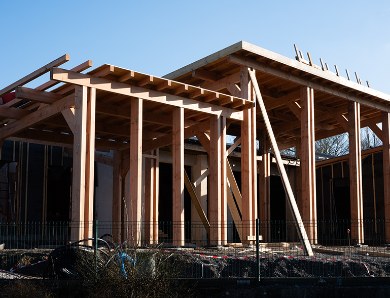 Auvent et porche en bois en cours de construction