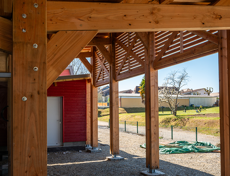 Détail des fixations de charpente pour le préau en bois