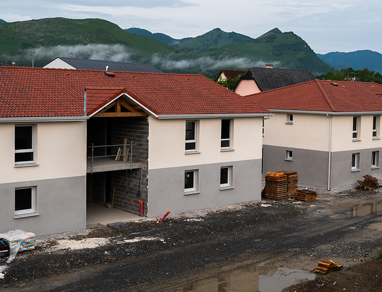 construction maison avec couverture tuiles rouges