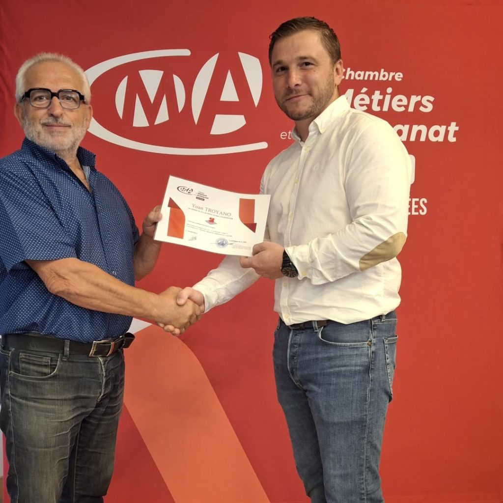 Remise de diplôme à un Yoan Troyano par la Chambre de Métiers et de l’Artisanat, poignée de main officielle