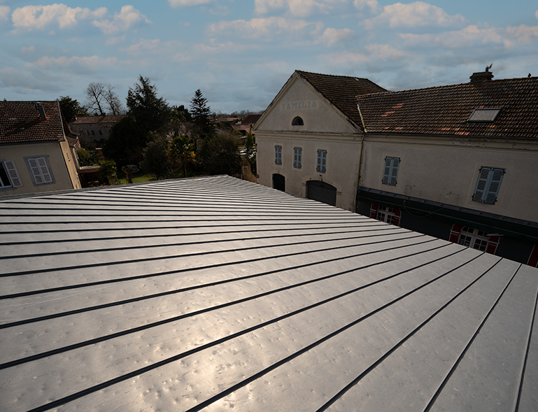 couverture toiture en zinc joint debout sur bâtiment en milieu rural