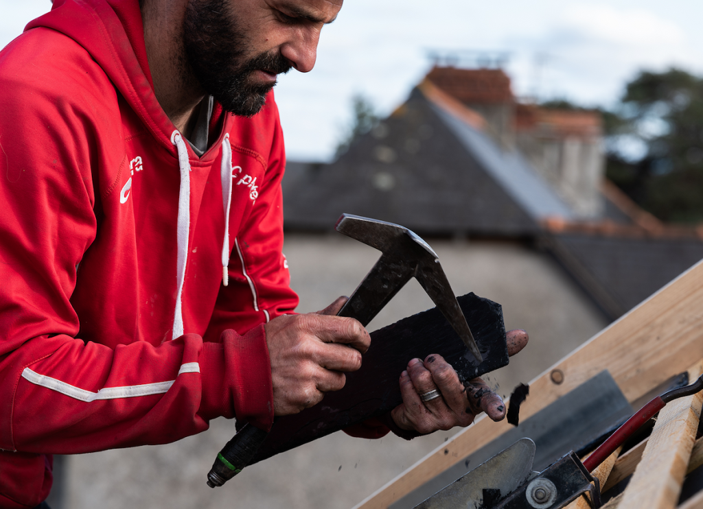 Savoir-faire en charpente et couverture : illustration des compétences artisanales en construction et rénovation de toitures bois