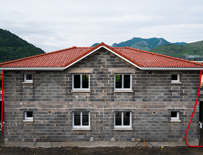 Maison en construction avec couverture tuiles rouges