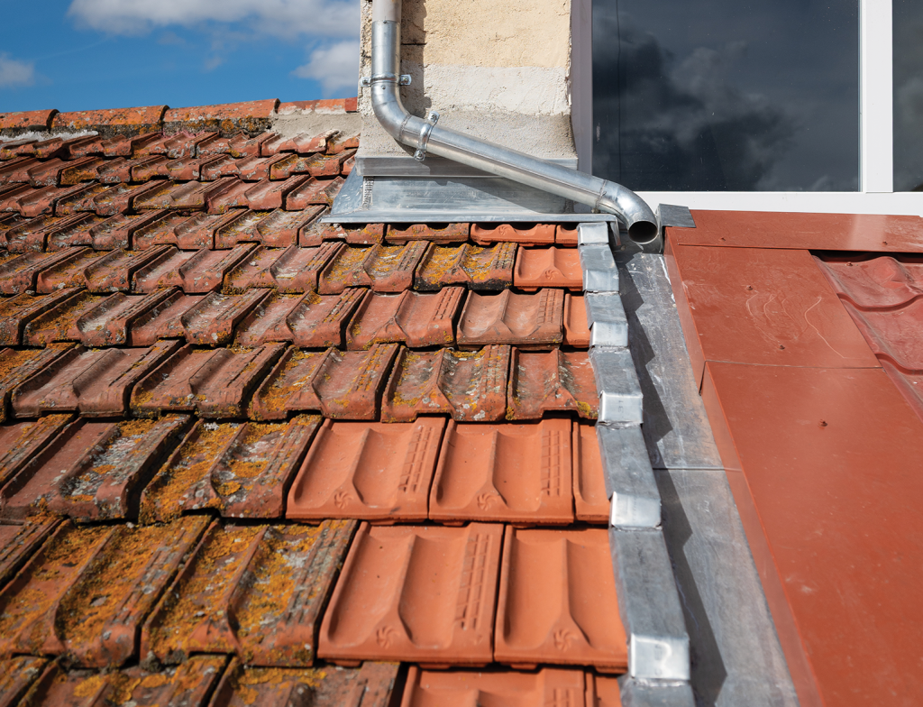 réfection de noue zinc et remplacement de tuiles rouges sur toiture ancienne avec descente d'eau pluviale inox